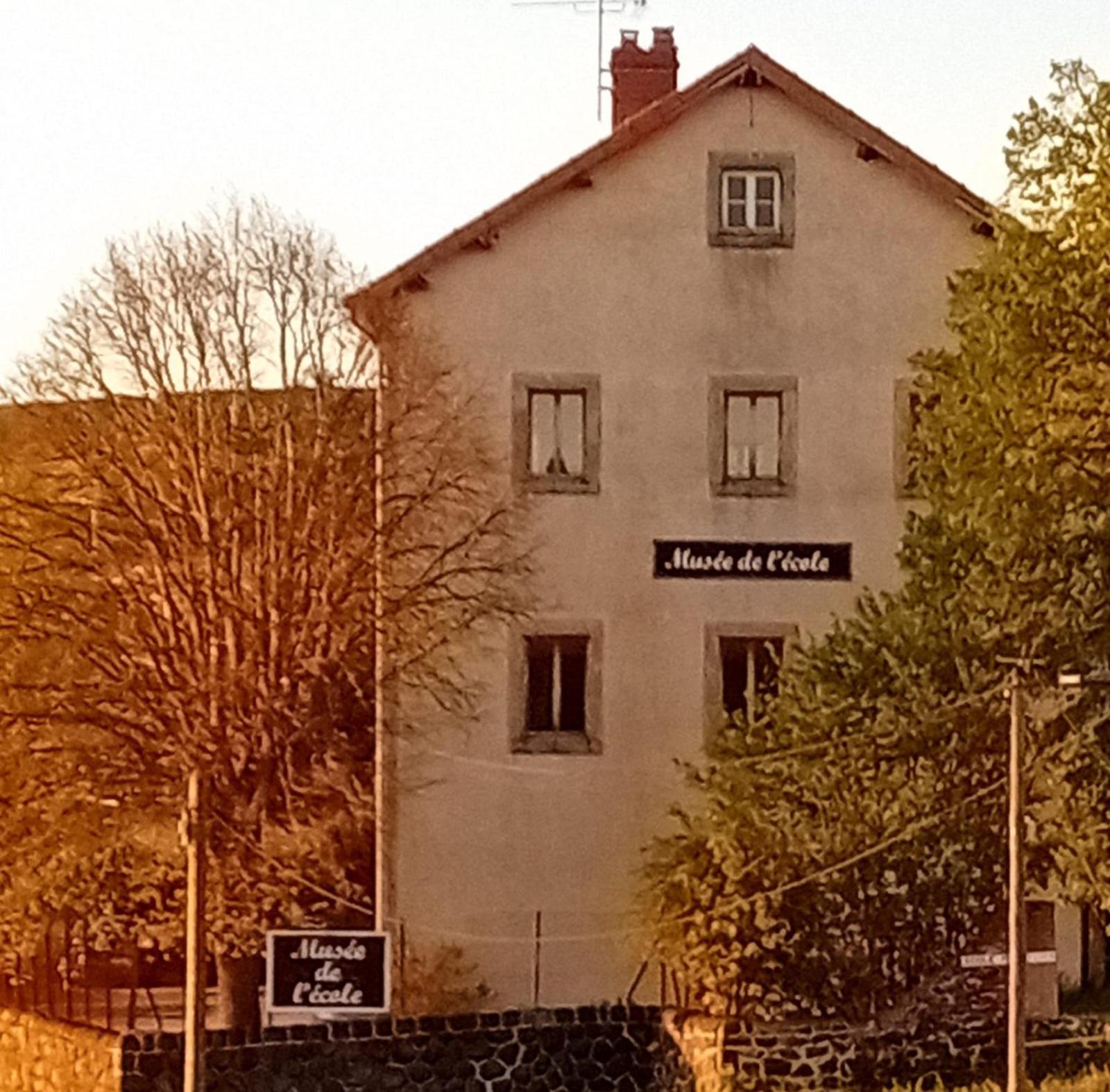 Gite Et Chambres D'Hotes Du Musee Ecole Le Monastier sur Gazeille Exteriör bild